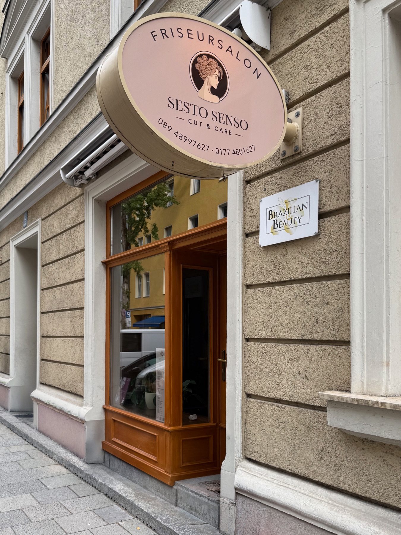 Der Salon Sesto Senso in Haidhausen mit dem neuen Schild über dem Eingang